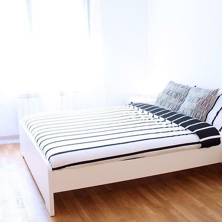 New Central Light Apartment With Private Parking โนวีซาด ภายนอก รูปภาพ