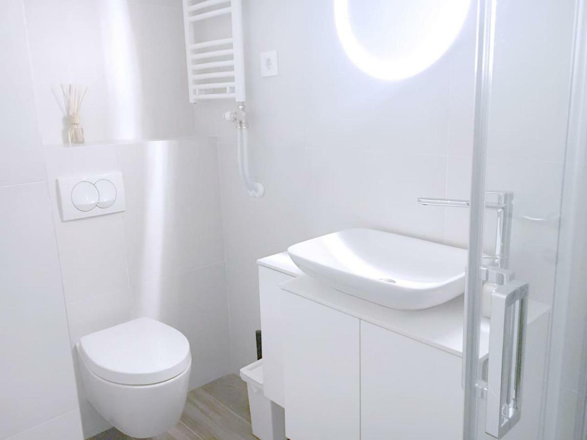 New Central Light Apartment With Private Parking โนวีซาด ภายนอก รูปภาพ