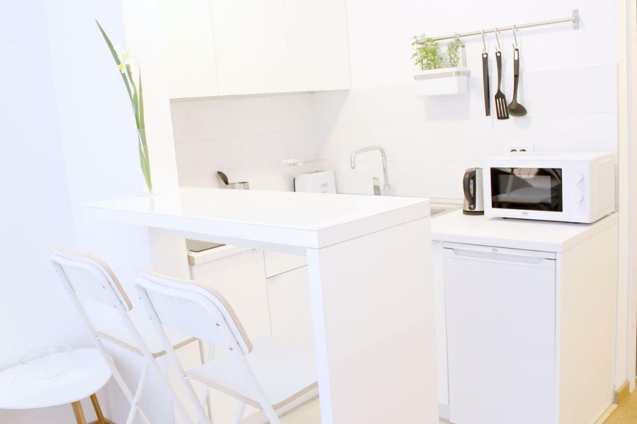 New Central Light Apartment With Private Parking โนวีซาด ภายนอก รูปภาพ